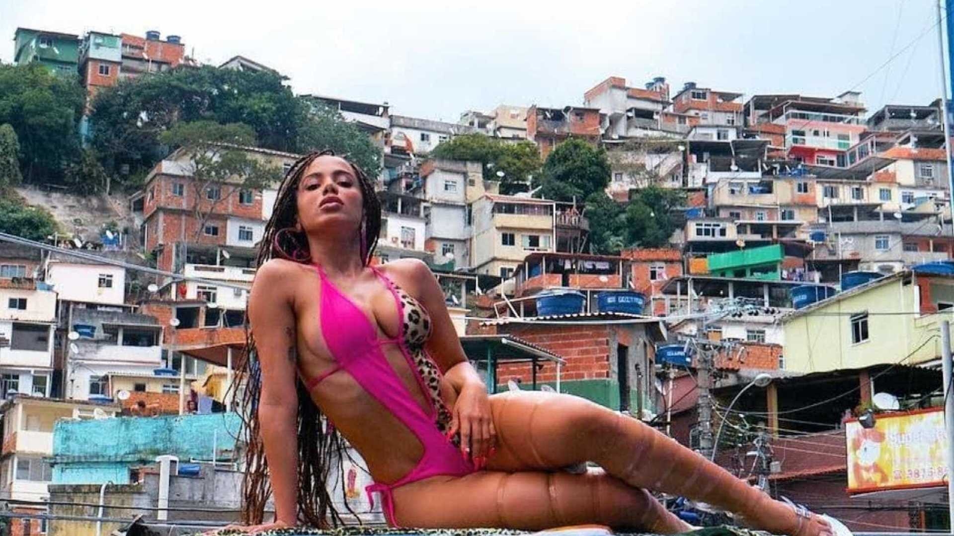 Esbanjando beleza, Anitta volta às suas origens no clipe de “Vai Malandra”