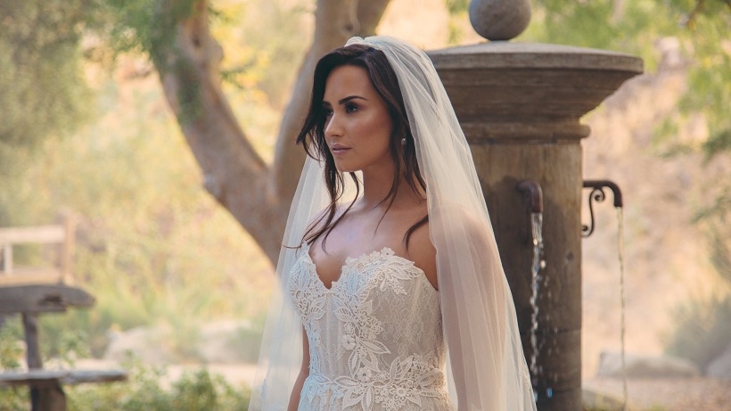 Demi Lovato é abandonada no altar no clipe de “Tell Me You Love Me”