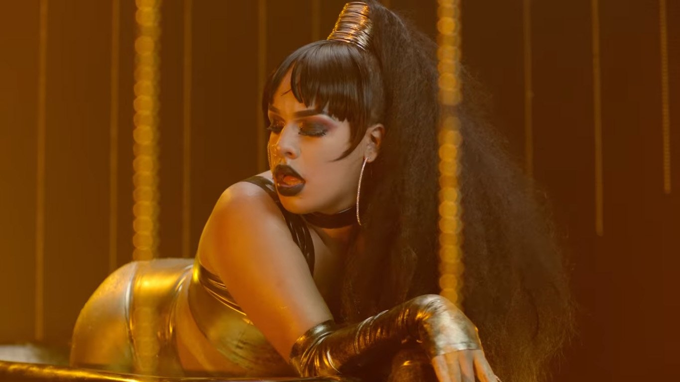Gloria Groove está banhada a ouro no clipe do seu novo single “Bumbum de Ouro”
