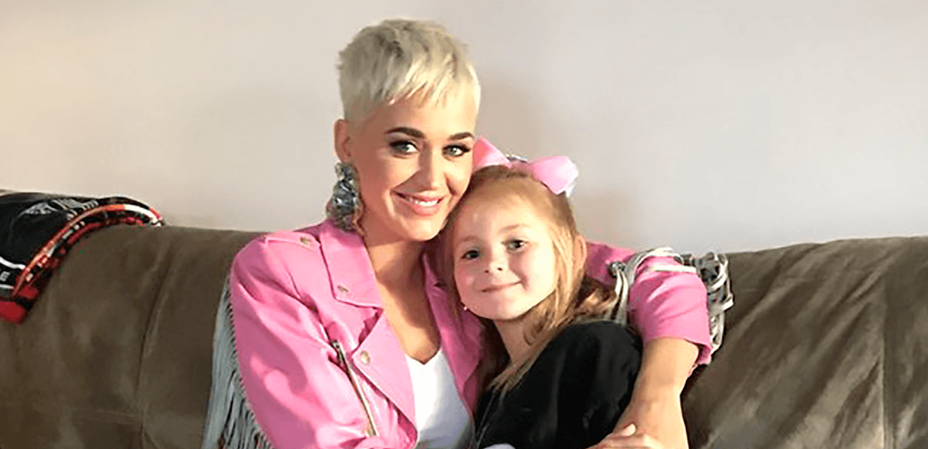 Katy Perry visita fã que não pôde ir a seu show na Austrália