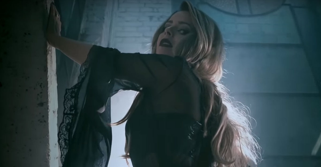 Sandy participa de clipe da banda de metal Angra; assista