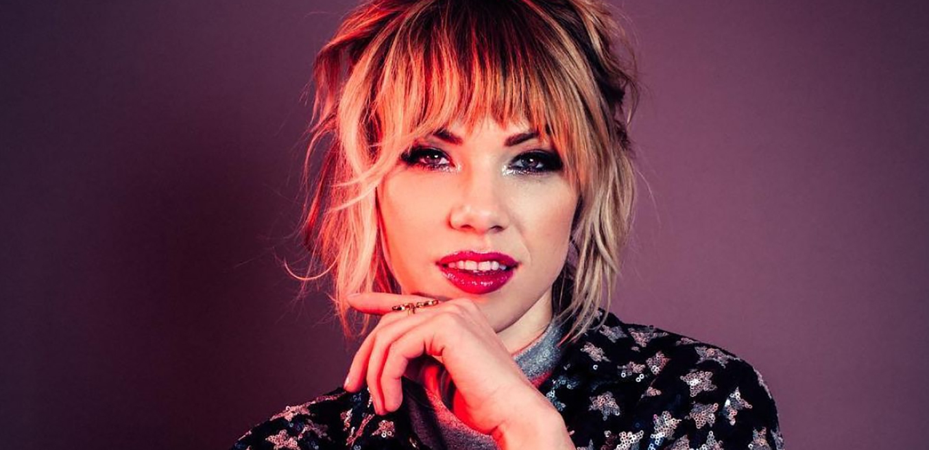 Em estúdio, Carly Rae Jepsen posta trecho de nova música