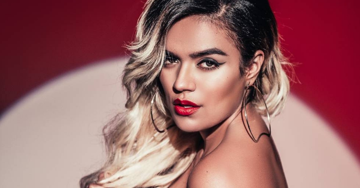 Karol G faz tatuagem… do rosto de Rihanna!