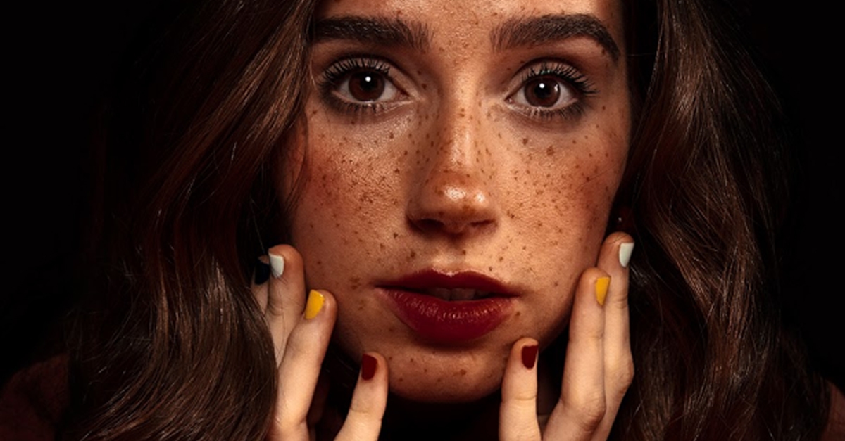 “Digitando…” | Nina Fernandes lança novo EP; ouça!