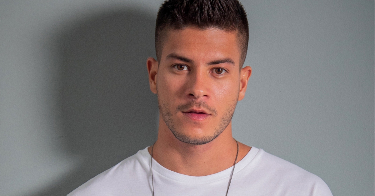 Arthur Aguiar trabalha em estúdio internacional para novo projeto