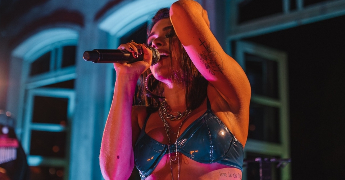 Lary divulga primeiro vídeo ao vivo do EP Um Quarto; vem assistir!