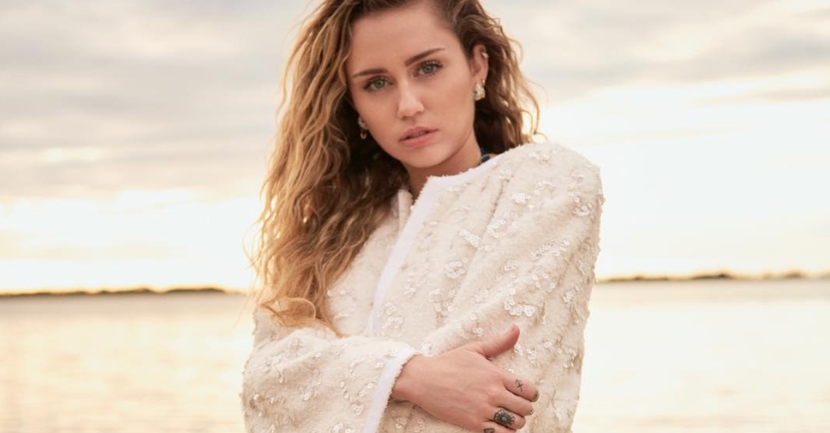 Miley Cyrus provoca fãs com prévia de nova música