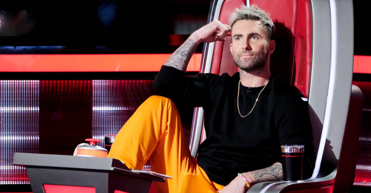 Após NBC anunciar o elenco da nova temporada de “The Voice” com Adam Levine, cantor surpreende e deixa reality