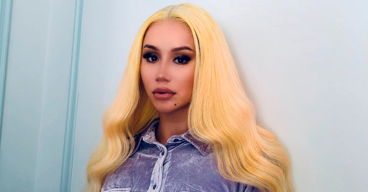 Cheia de mistério sobre parcerias, Iggy Azalea divulga tracklist do “In My Defense”