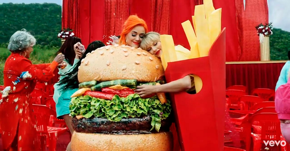 Taylor Swift borda lençol e presenteia filha de Katy Perry