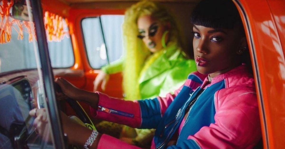 Com muita dança e looks diferentes, Gloria Groove e IZA lançam clipe de “YoYo”; assista!