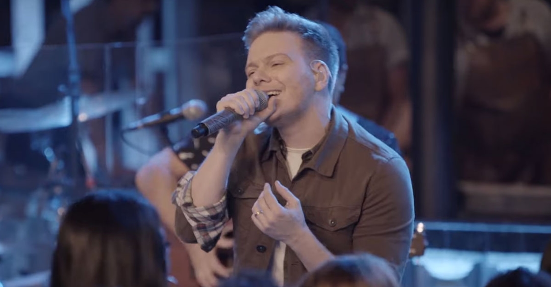 Michel Teló faz live romântica em esquenta para o Dia dos Namorados
