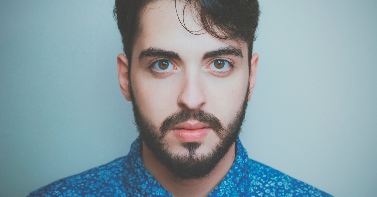 Renato Enoch reinterpreta Chico Buarque e Tiago Iorc no single “des construção”