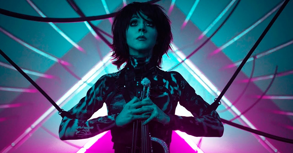 Lindsey Stirling vem ao Brasil em março e ingressos começam a ser vendidos nesta terça