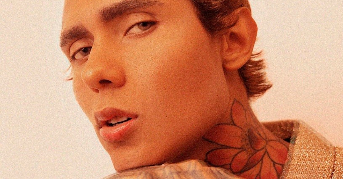 Victor Cronos lança videoclipe de “Mini-Saia”; assista!