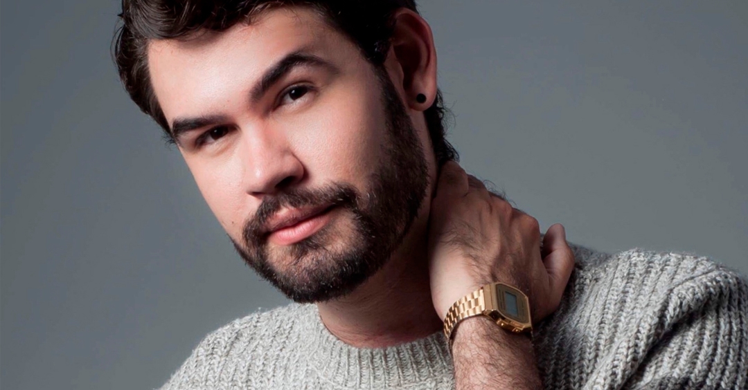 Entrevista | Matheus Rocha fala das inseguranças de um ansioso no livro “Não Me Julgue Pela Capa”