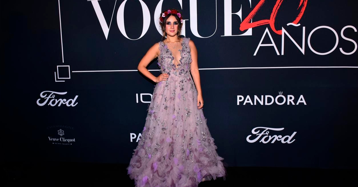 Com look milionário, Dulce María comparece a evento da Vogue México e entra para a lista das mais bem vestidas