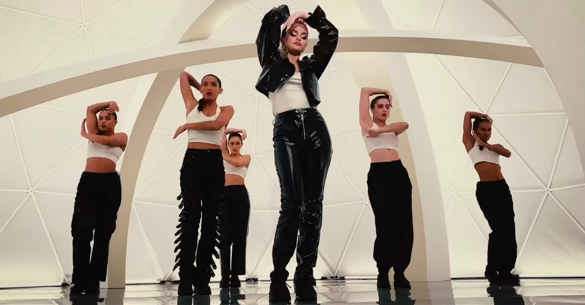 Com direito a coreografia, Selena Gomez lança “Look At Her Now”