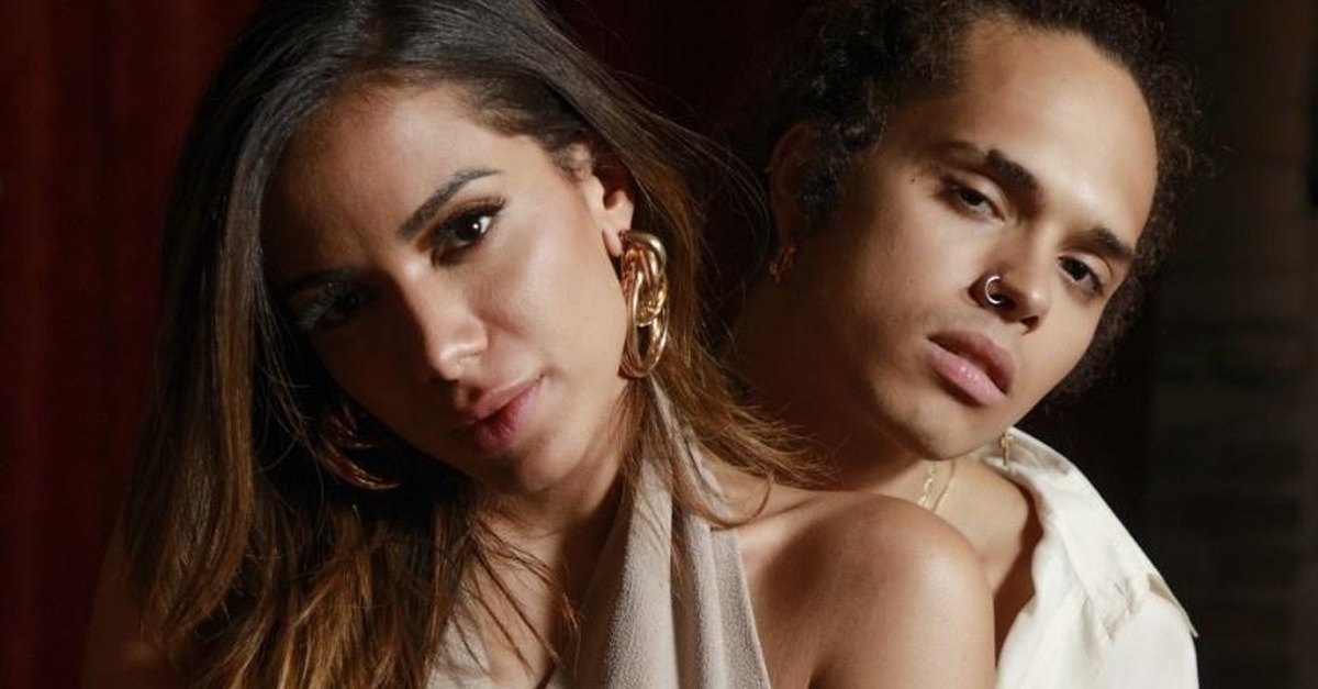 Com direito a beijão, Vitão lança “Complicado” em colaboração com Anitta; assista!