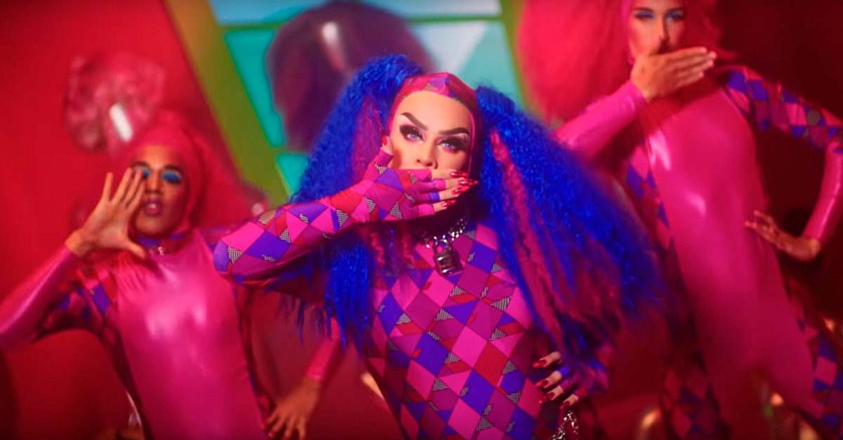 Gloria Groove lança clipe de “Magenta Ca$h”, parceria com Monna Brutal