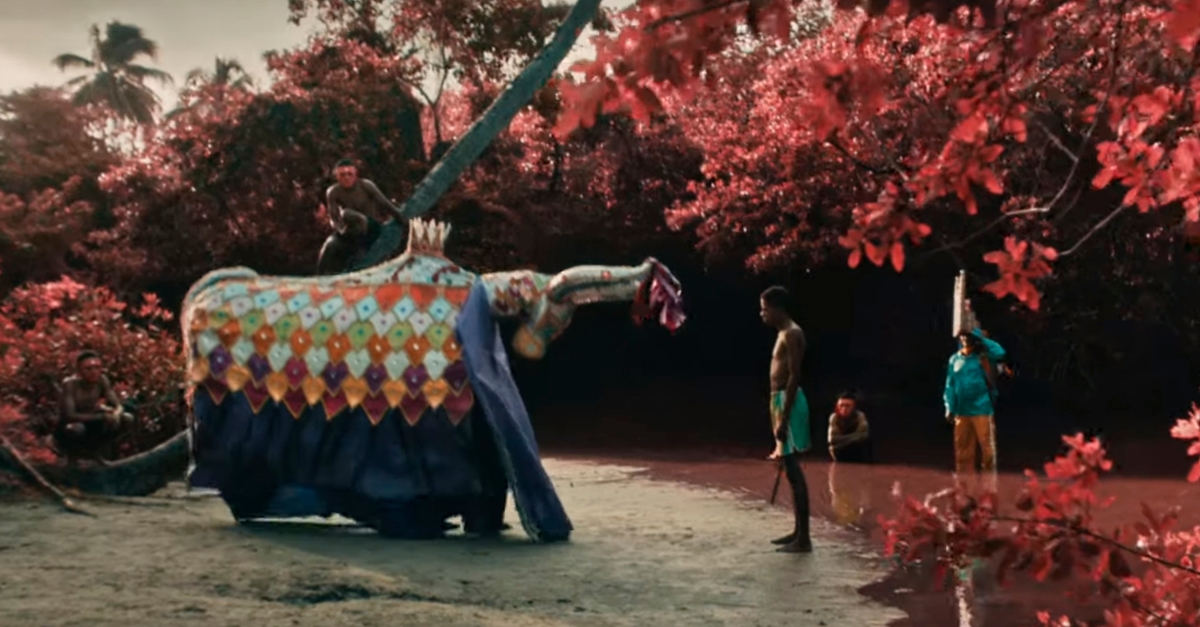 “Naturalmente Cai”, canção de Rico Jorge, ganha clipe com direção de Gabriel Novis e Pablo Aguiar