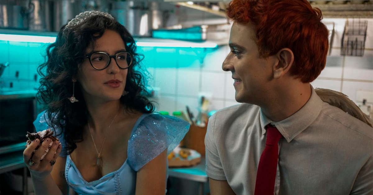 Série brasileira “Ninguém Tá Olhando” vence Emmy Internacional de melhor comédia