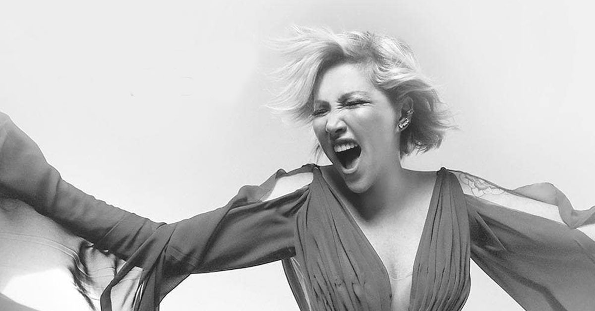 Entrevista | Deborah Blando lança o single “We Fly”, reflete sobre aprofundamento espiritual e volta a criticar cenário nacional: “Não sou a única insatisfeita”