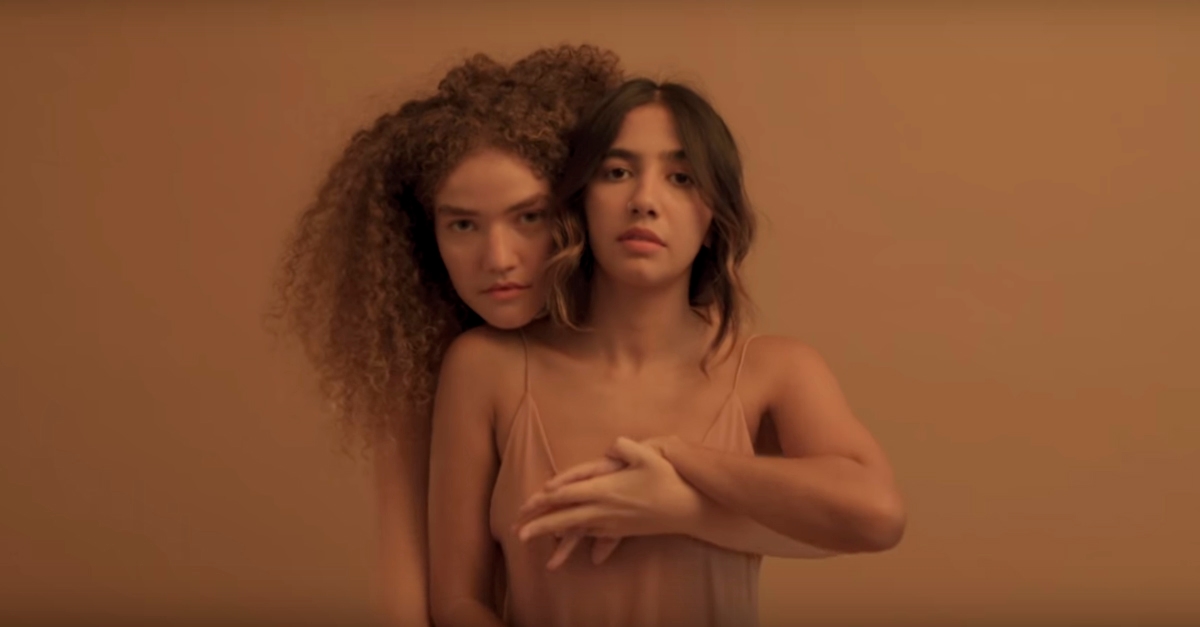 Anavitória lança clipe minimalista para a faixa “A gente junto”; confira!