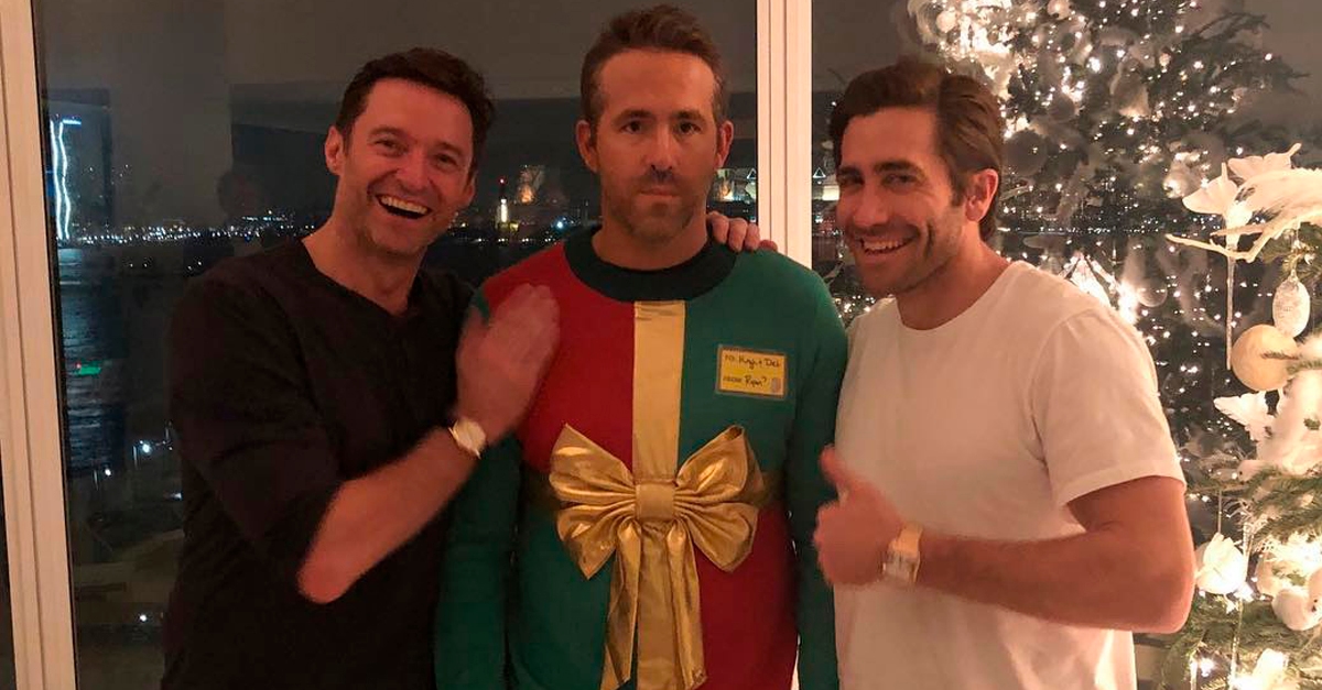 Após virar piada nas redes sociais, Ryan Reynolds veste o suéter com laço dourado por uma boa causa