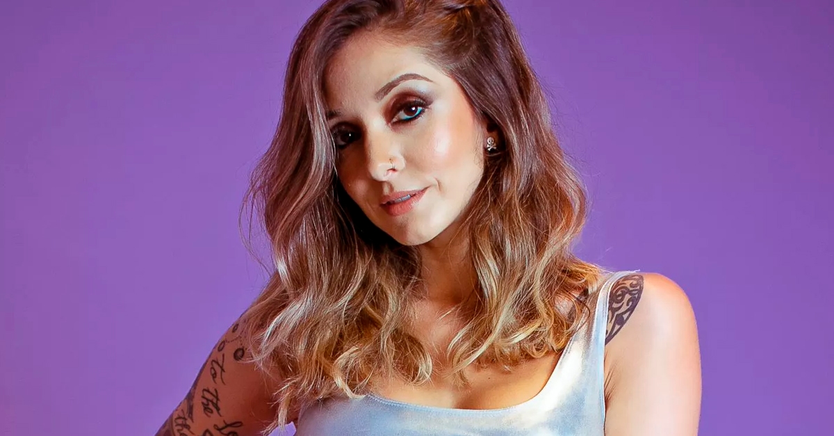 Gabi Mello lança “Em Cada Verso” com direito a videoclipe; assista!
