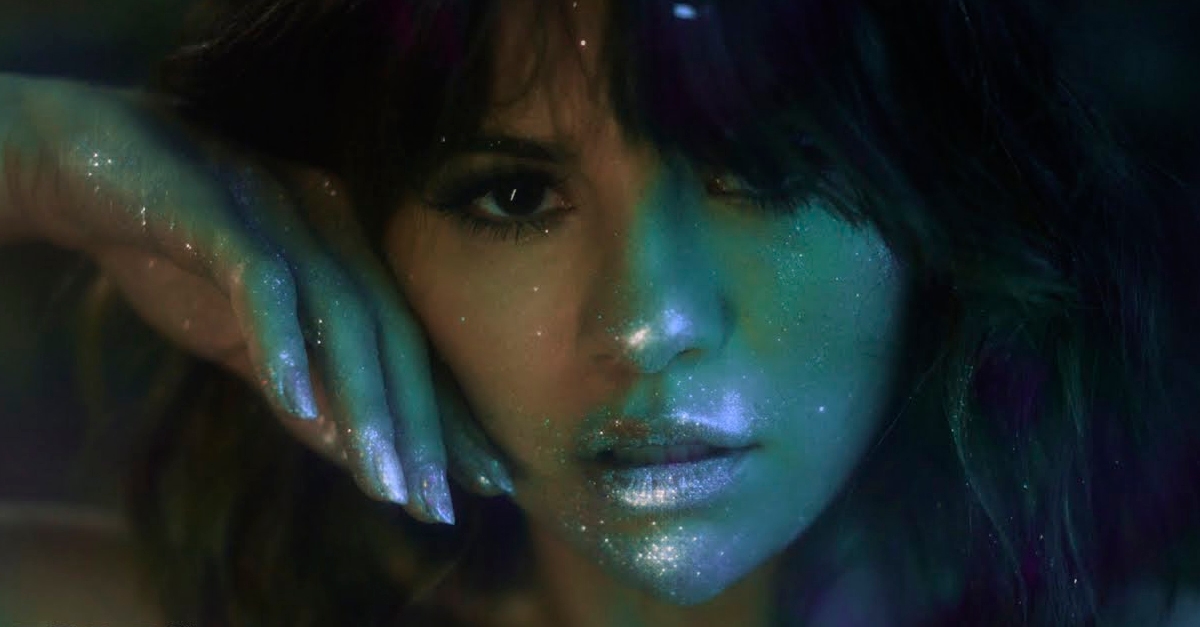 Com muitos efeitos visuais, Selena Gomez lança videoclipe de “Rare”; assista!