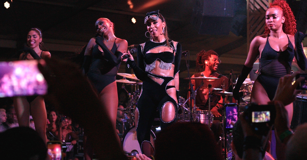 CarnaVip 2020 | Anitta teve queda de pressão e não pôde encerrar show no Rio; saiba mais!