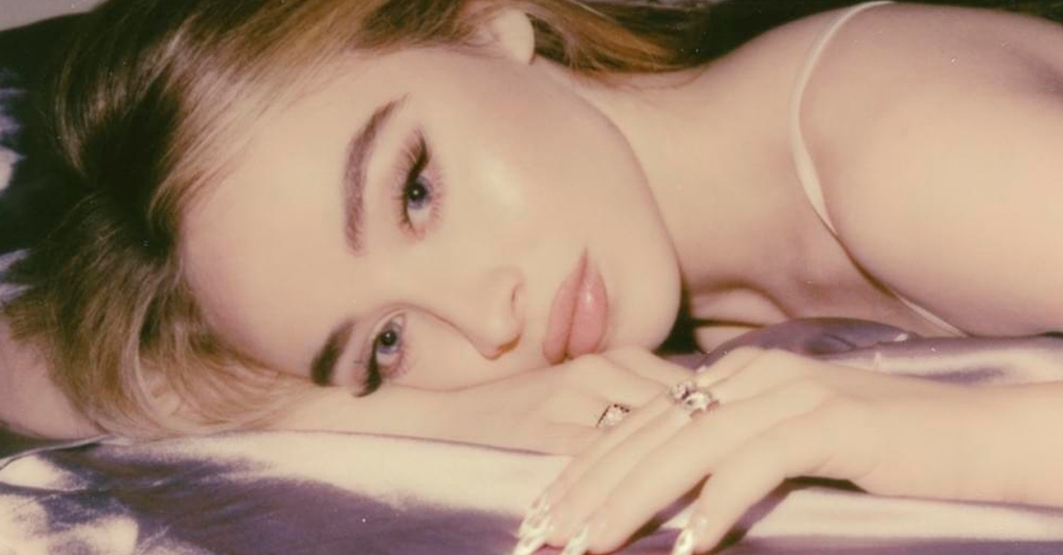 Sabrina Carpenter fala de amor em “Honeymoon Fades”; confira!
