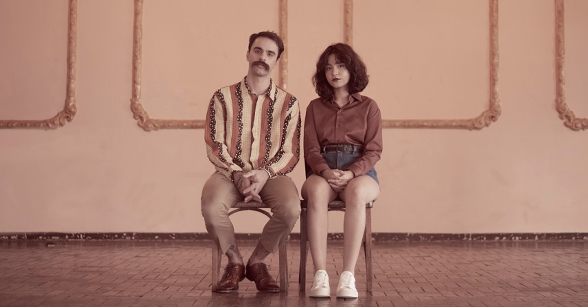 Rodrigo Alarcon e Mari Froes surpreendem fãs em serenata online em nova versão de “15b”