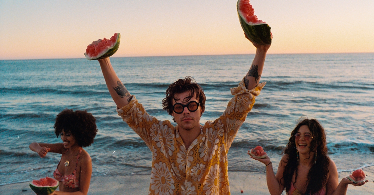 Harry Styles lança clipe descontraído para “Watermelon Sugar”; assista!