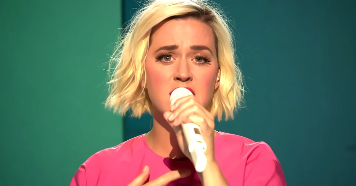Com ajuda de realidade virtual, Katy Perry faz performance de “Daisies” na final do American Idol