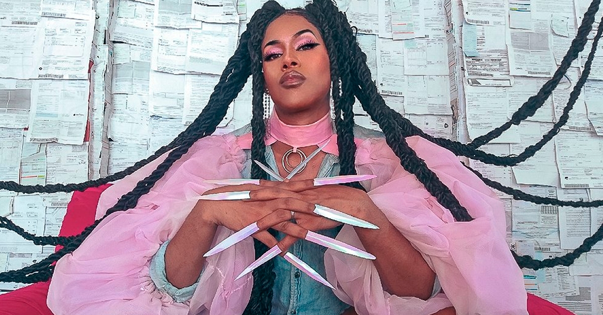 Em quarentena, Enme Paixão dirige e grava próprio videoclipe; assista “Obsessão”!