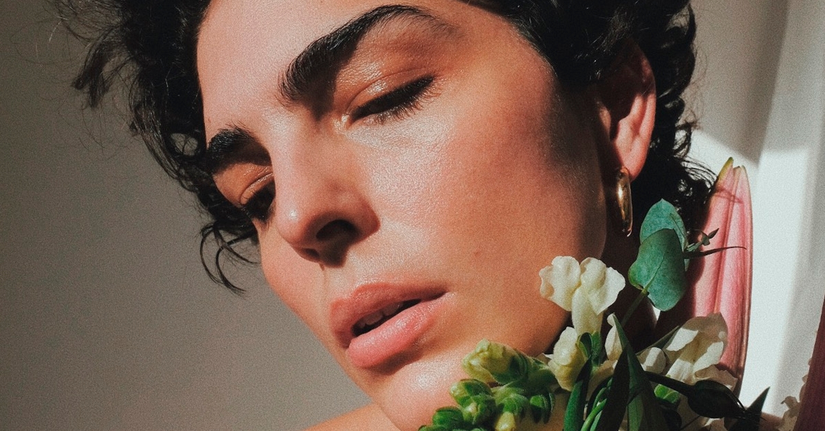 Julia Konrad lança “Colores”, segundo single da carreira