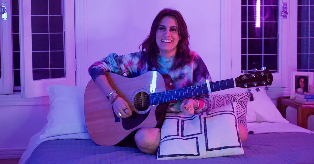 Thícia lança “Me Diz” acompanhada de videoclipe