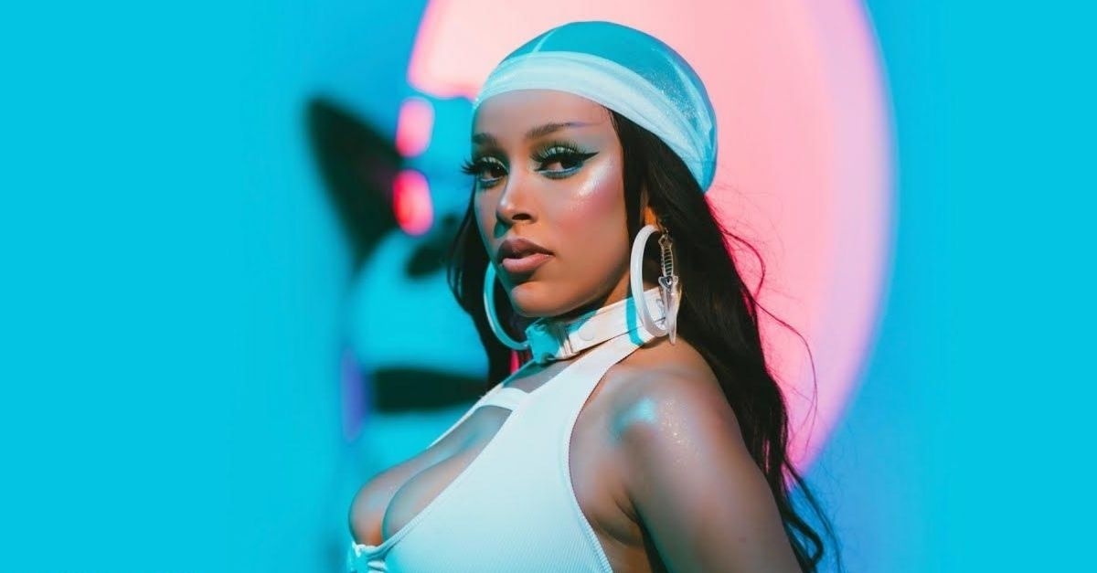 Doja Cat é agredida pelo irmão e mãe coloca na justiça: “insegura e traumatizada”; revela site