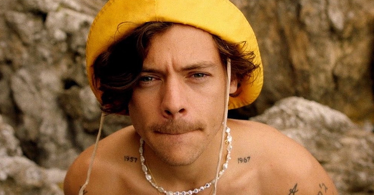 Harry Styles lança videoclipe de “Golden”; assista!
