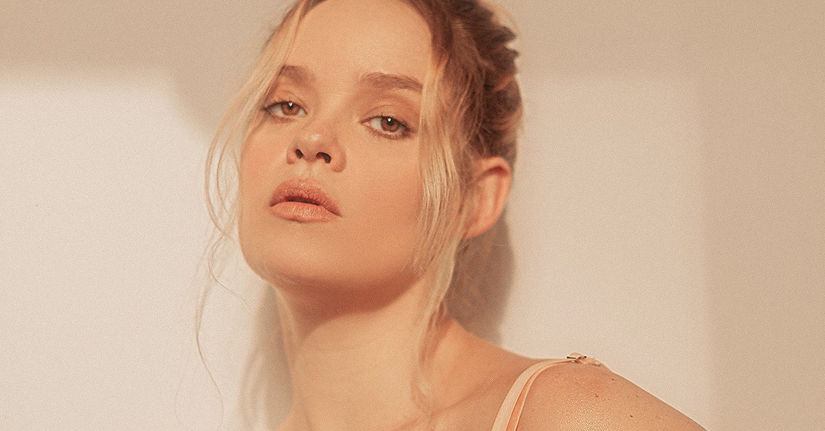 Lorena Simpson fala sobre autoconhecimento em novo single; ouça “Eazy”!