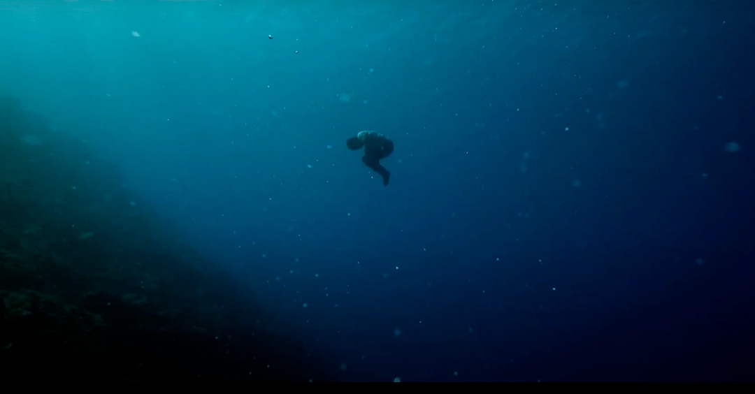 Vinci Corsi está perdido no oceano em videoclipe para “Sozinho Ainda Mais”; assista!