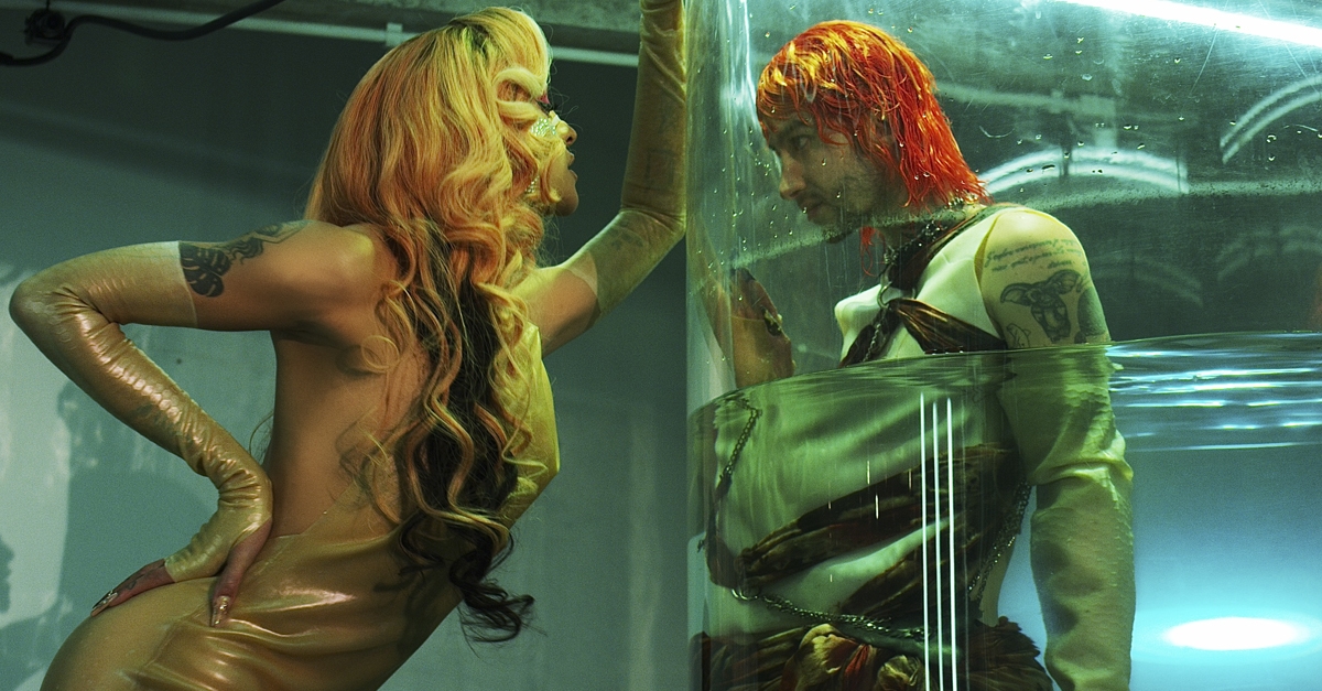 Com referências de ficção científica, CHAMELEO e Pabllo Vittar lançam videoclipe de “frequente(mente)”