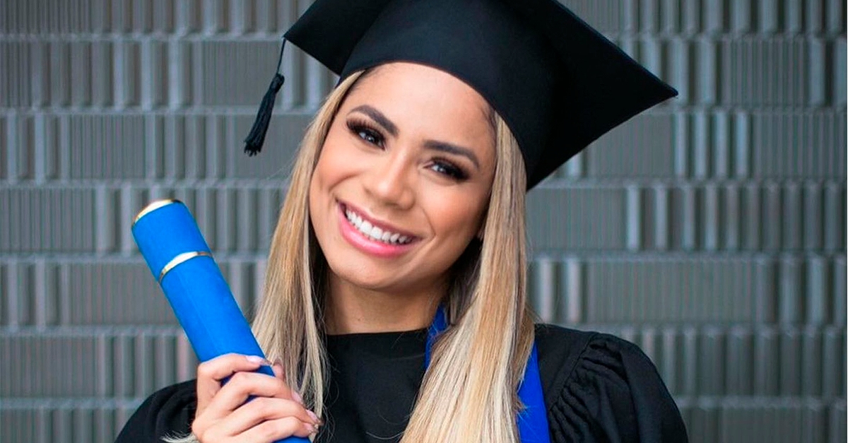 Lexa se forma e divide conquista com os fãs: “Feliz demais de realizar mais um sonho”
