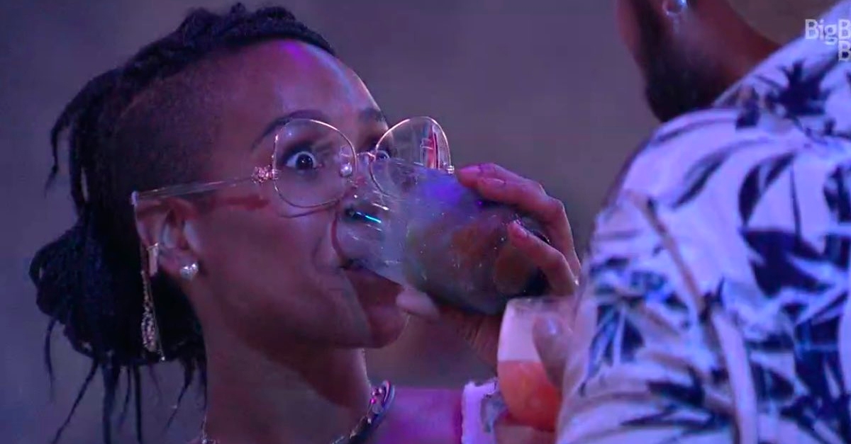 BBB21 | Karol Conká e Arcrebiano se beijam e internautas acusam cantora de assédio