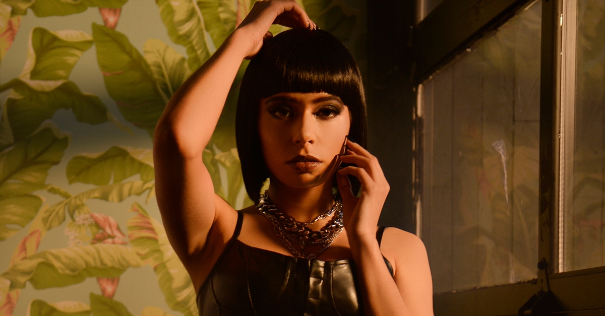 Emilia Pedersen lança videoclipe cheio de coreografia para o single “Turn It Up”; confira!