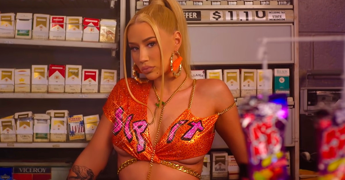 Iggy Azalea lança “Sip It”, com Tyga, e homenagem ao Brasil