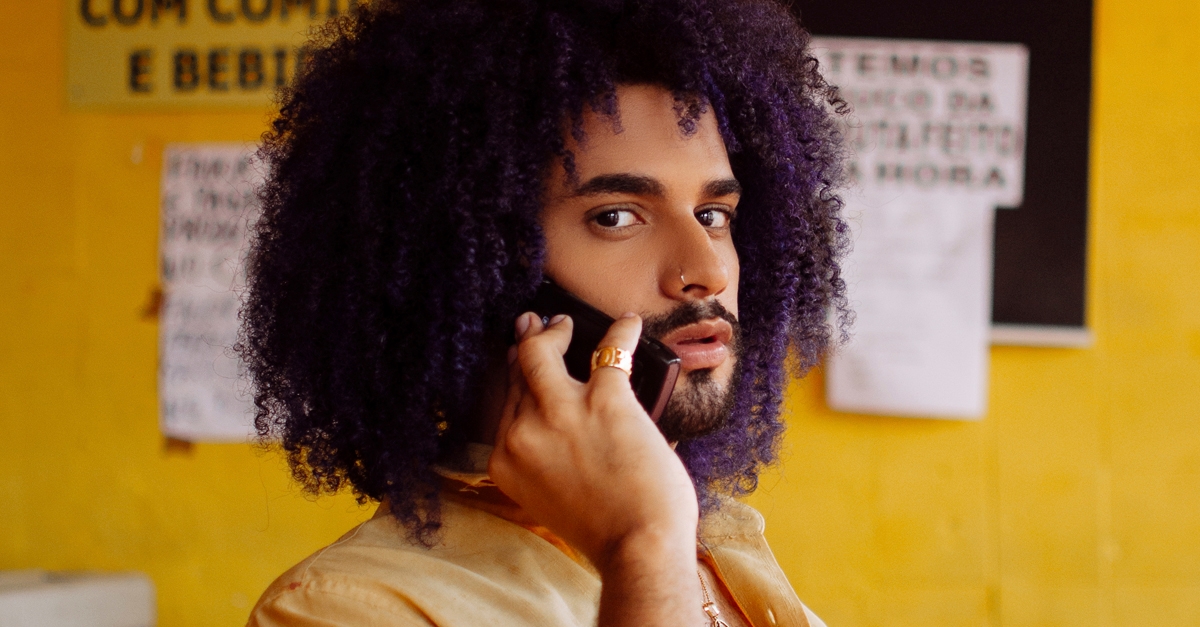 Jô Barros mistura pop e piseiro no single “Amor Bandido”