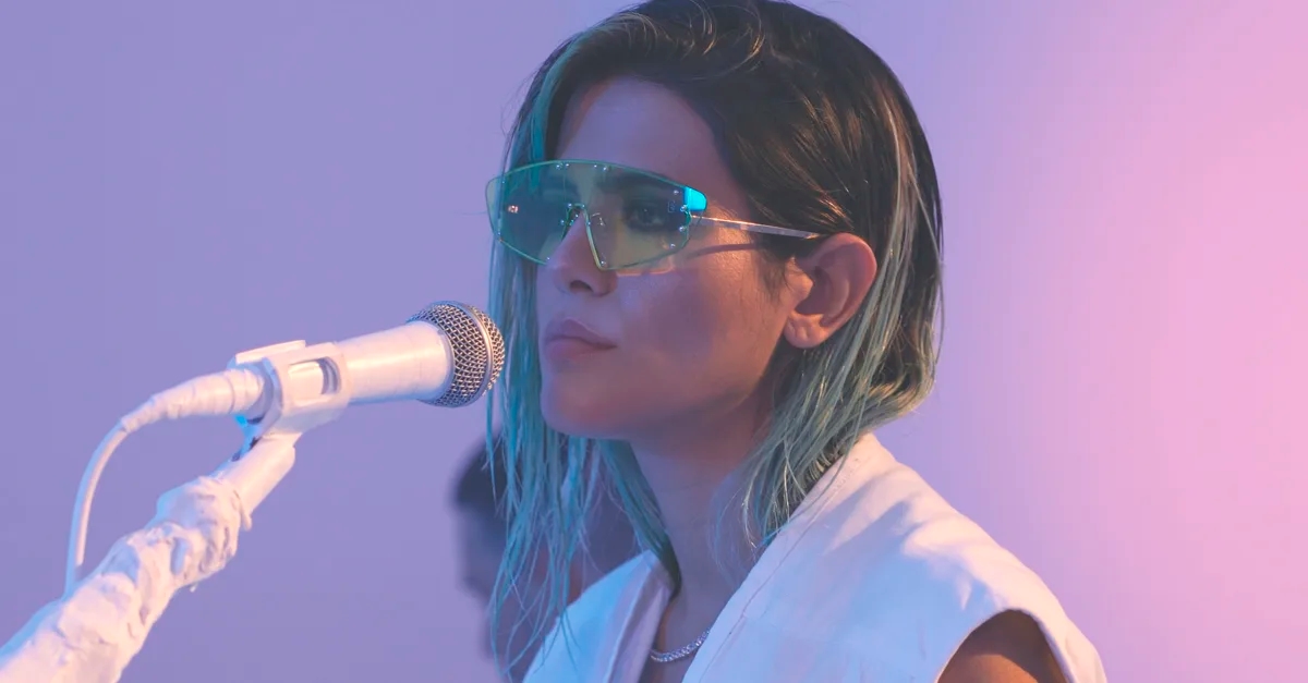 Antonia Morais encerra show virtual com música inédita; ouça “SIDEWALK”!